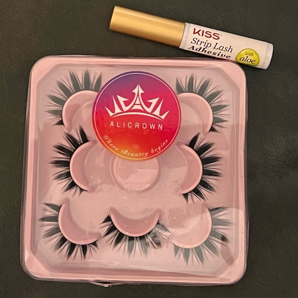 4 Pairs of False Eyelashes + Kiss Glue